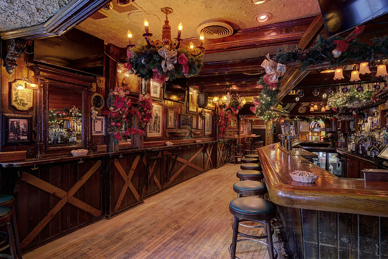The wood-paneled rail, peanut baskets, chandelier, and jukebox at Lodge Tavern